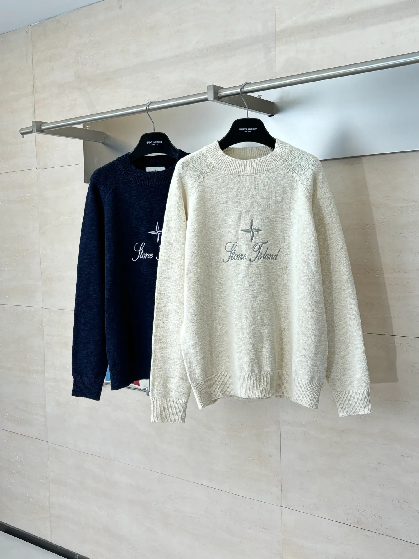 P460 STONE ISLAN*/Stone Island FW25 Holiday Limited Threaded logo embroidered pullover knitted sweater. The fabric is made of imported ultra-fine merino wool yarn, which has been combed to remove impurities and anti-pilling. The plain base is woven with a 14-needle circular machine. The yarn is first dyed and then woven to make the navy blue color rich and not easy to fade. The body is designed with a raglan sleeve structure, the shoulder panels are laser positioned and cut, and the splicing joints are seamlessly connected using embedded clip technology, giving you a non-restrained feeling when worn. The brand logo and star pattern on the chest adopt a combination of hand-applied embroidery + flat embroidery, using high-elastic polyester-cotton thread. The stitch density is controlled at 8 stitches per centimeter. The outline of the pattern is clear and three-dimensional, and it is wear-resistant and does not fall off. The neckline is designed with a ribbed round neck. The rib tissue is pre-shrunk and shaped by high temperature. It has excellent resilience and is not easy to loosen. The cuffs and hem are also ribbed with the same material, and are reinforced with the body through overlock sewing technology. The overall tailoring follows ergonomics, and each process undergoes quality control testing. From yarn weaving to finished product sewing, the precision of details is controlled throughout the process to create knitted items with both functionality and design. The overall wiring is straight and delicate, the fabric is comfortable and soft, and the color is consistent without color difference. Size: S/M/L/XL